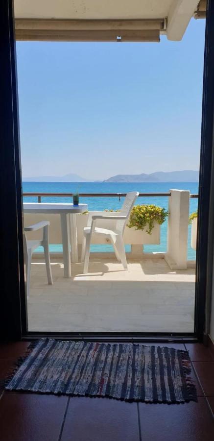 Stunning Beachfront Apartment Stratos Nerántza 외부 사진